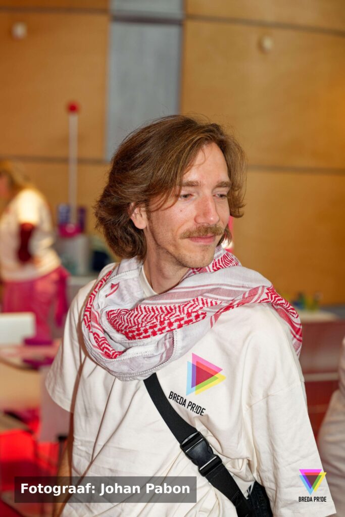 Vrijwilliger in Breda Pride-shirt